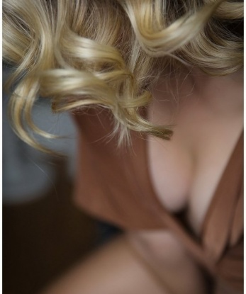 Я нежная и страстная, знаю, как доставить наслаждение. В моих руках ты почувствуешь себя особенным. Мои услуги включают классический и эротический массаж, оральный и классический секс, ролевые игры и многое другое. Возможности безграничны, ведь я всегда открыта для экспериментов. Посмотри мои фото, они говорят сами за себя. Я живу в Москве и готова встретиться с тобой у себя или в отеле. Доверься моим магическим рукам и узнай, что такое настоящее наслаждение. 💋🔥 12651, 29 лет