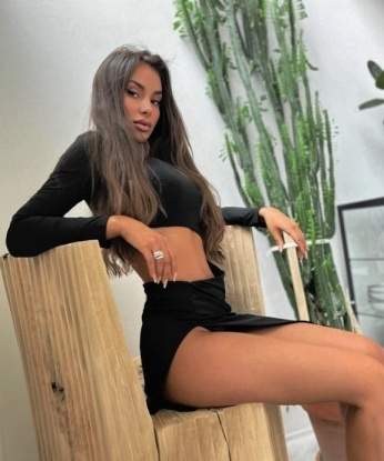 Соблазнительная брюнетка со страстными губами и идеальной фигурой ищет состоятельного мужчину для встреч на высшем уровне. Обещаю незабываемое удовольствие и полное погружение в мир страсти. Только для ценителей! 14368, 27 лет